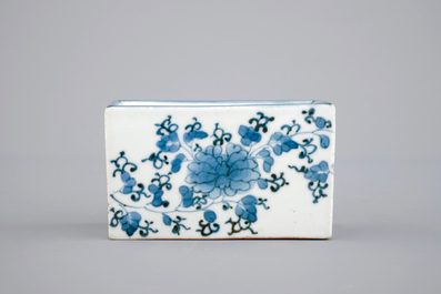 Une saupoudreuse &agrave; sable en porcelaine de Japon, bleu et blanc, Arita, 17/18&egrave;me