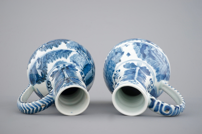 Deux pichets globulaires en porcelaine de Japon, Arita, 17&egrave;me