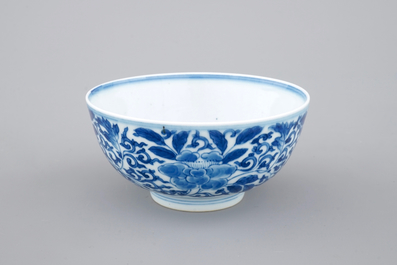 Een blauw-witte Chinees porseleinen kom met floraal decor, 19/20e eeuw