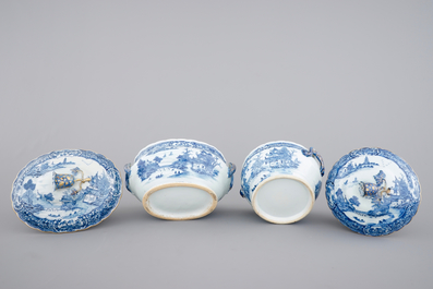 Twee Chinese vergulde en blauw-witte exportporseleinen terrines, Qianlong, 18e eeuw