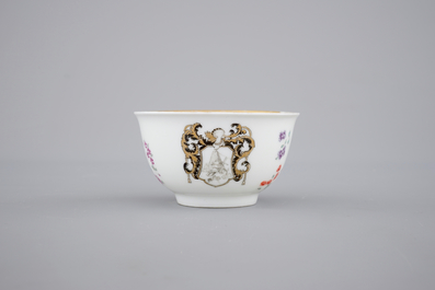 Une tasse et deux soucoupes en porcelaine de Chine pour l'export au d&eacute;cor armoiri&eacute;, 18&egrave;me