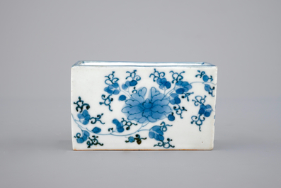 Une saupoudreuse &agrave; sable en porcelaine de Japon, bleu et blanc, Arita, 17/18&egrave;me