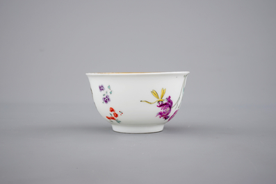Une tasse et deux soucoupes en porcelaine de Chine pour l'export au d&eacute;cor armoiri&eacute;, 18&egrave;me