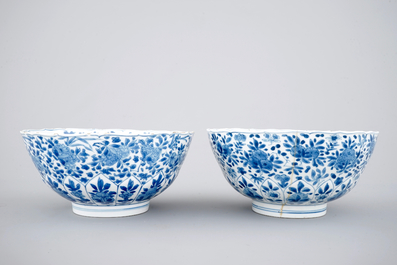 Une paire de bols en porcelaine de Chine bleu aux d&eacute;cors florales, Kangxi, ca. 1700