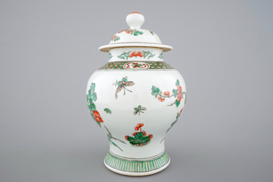A Chinese Wucai vase with cover, 19/20th C.