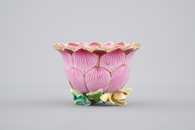 Een Chinese famille rose kop en schotel in de vorm van een lotus, Yongzheng, 1722-1735