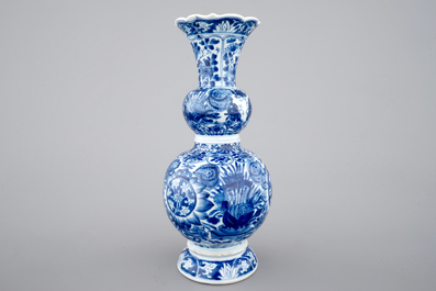 Een blauw-witte Chinees porseleinen dubbele gourde vaas met vlinders, Kangxi, ca. 1700