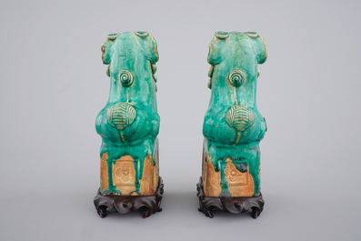 Deux mod&egrave;les chinois de chiens de foo en turquoise monochrome, 17/18&egrave;me