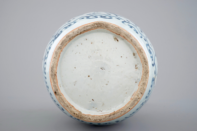 Un vase en porcelaine de Chine, Dynastie Ming, d&eacute;cor &quot;Aux cent grues&quot;