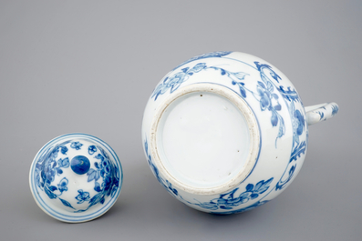 Une grande verseuse et son couvercle en porcelaine de Chine bleu et blanc, Kangxi, ca. 1700