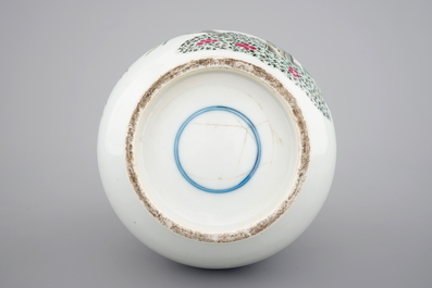 Un vase de forme de poire &eacute;long&eacute;e en porcelaine de Chine famille rose au perroquet branch&eacute;, 19&egrave;me