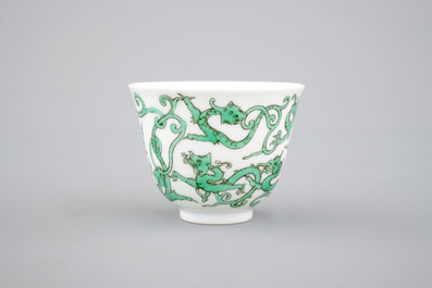 Een Chinees porseleinen wijnkop met een draak, 19/20e eeuw