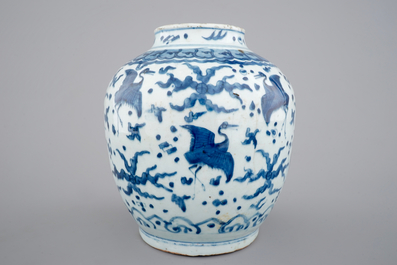 Een blauw-witte Chinese vaas met &quot;Honderd kraanvogels&quot; motief, Ming Dynastie