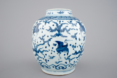 Een blauw-witte Chinese vaas met &quot;Honderd kraanvogels&quot; motief, Ming Dynastie