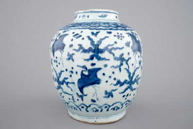 Een blauw-witte Chinese vaas met &quot;Honderd kraanvogels&quot; motief, Ming Dynastie