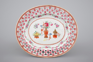 Un panier ajour sur son pr&eacute;sentoir, porcelaine de Chine famille rose, Qianlong, 18&egrave;me