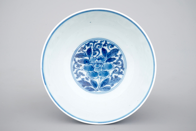 Un bol en porcelaine de Chine bleu et blanc au d&eacute;cor floral, 19/20&egrave;me