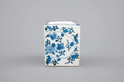 Une saupoudreuse &agrave; sable en porcelaine de Japon, bleu et blanc, Arita, 17/18&egrave;me