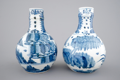 Deux pichets globulaires en porcelaine de Japon, Arita, 17&egrave;me