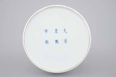 Een monochroom wit Chinees porseleinen vaas, Kangxi gemerkt, 18/19e eeuw
