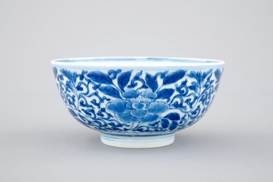 Een blauw-witte Chinees porseleinen kom met floraal decor, 19/20e eeuw