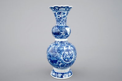 Un vase double gourde en porcelaine de Chine, d&eacute;cor aux papillons, Kangxi, ca. 1700