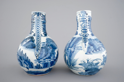 Twee bolvormige Japanse Arita porseleinen kannen, 17e eeuw