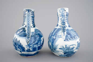 Deux pichets globulaires en porcelaine de Japon, Arita, 17&egrave;me