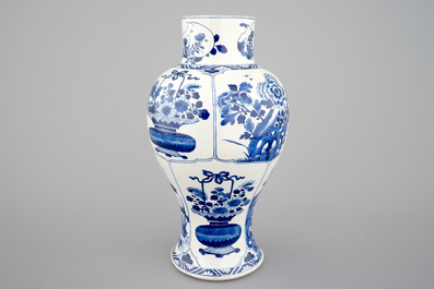 Een grote blauw-witte Chinese porseleinen balustervaas, Kangxi, ca. 1700