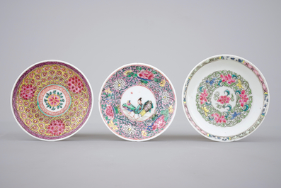 Trois tasses et soucoupes en porcelaine de Chine famille rose, Yongzheng et Qianlong, 18&egrave;me