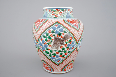 Un vase en porcelaine de Chine wucai, d&eacute;cor de carpes, &eacute;poque Transition, Chongzhen or Shunzhi, 1628-1661