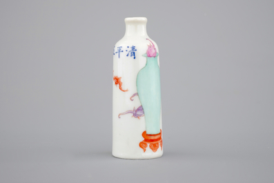 A Chinese porcelain snuff bottle with bats along a vase, 19th C.