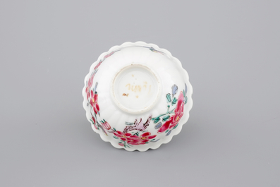 Une tasse et soucoupe en porcelaine de Chine famille rose aux oiseaux entre fleurs, 18&egrave;me