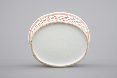 Un panier ajour sur son pr&eacute;sentoir, porcelaine de Chine famille rose, Qianlong, 18&egrave;me