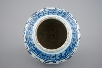 Un vase en porcelaine de Chine, Dynastie Ming, d&eacute;cor &quot;Aux cent grues&quot;