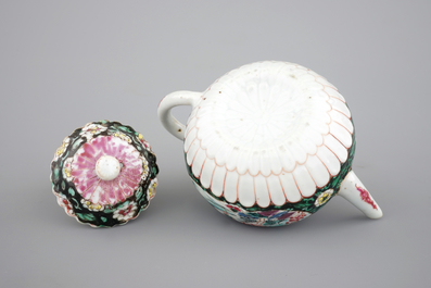 A Chinese famille rose and noire teapot with cover, Yongzheng, 1722-1735