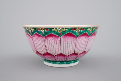 A Chinese famille rose porcelain bowl with lotus decoration, 18/19th C