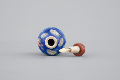 A Chinese enameled porcelain snuff bottle with a dragon, 19/20th C.