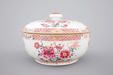 A round Chinese famille rose export porcelain tureen and cover, Qianlong, 18th C.