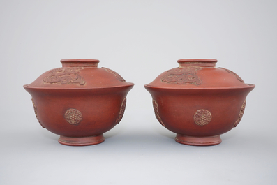 A pair of Chinese Yixing stoneware teabowls with cover, 19/20th C.