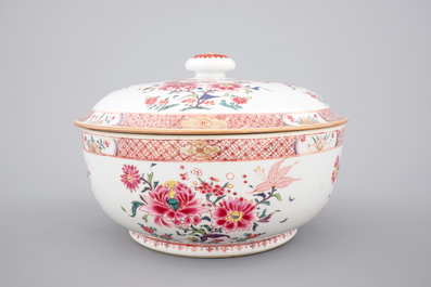 A round Chinese famille rose export porcelain tureen and cover, Qianlong, 18th C.