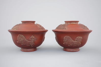 A pair of Chinese Yixing stoneware teabowls with cover, 19/20th C.