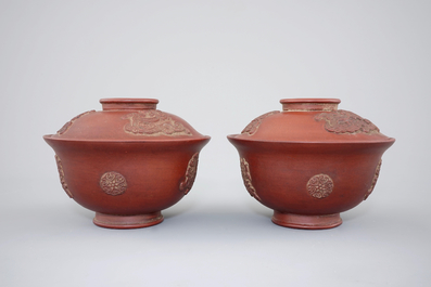 A pair of Chinese Yixing stoneware teabowls with cover, 19/20th C.