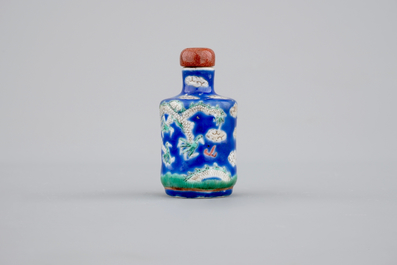 A Chinese enameled porcelain snuff bottle with a dragon, 19/20th C.