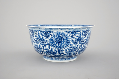 A Chinese blue and white porcelain lotus scroll bowl, 19/20th C.
