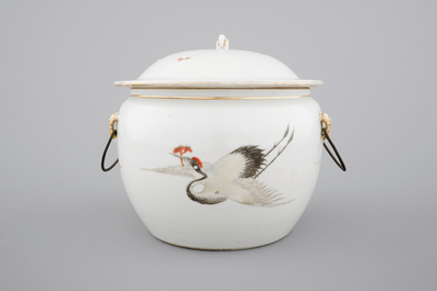 A fine Chinese Qianjiang food bow with cover, depicting Shou Lao and a stork, 19/20th C.