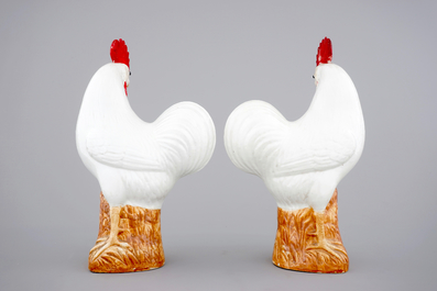 A pair of Chinese porcelain models of cockerels, 19th C.