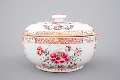 A round Chinese famille rose export porcelain tureen and cover, Qianlong, 18th C.