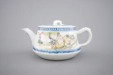 A Chinese Qianjiang porcelain teapot with cover, ca. 1900