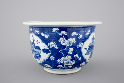 A blue and white Chinese porcelain flower bowl, Kangxi, ca. 1700